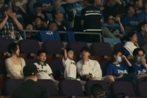 开云-马龙全家都来了！一家四口现身首体现场观战CBA总决赛G4
