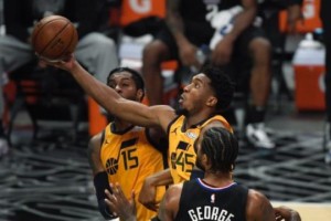 开云在线-米切尔再砍37分创造历史 今夜他又成孤胆英雄