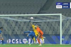 开云娱乐-申花险些再丢一球！恩里克接叶楚贵头球攻门，鲍亚雄举火烧天化解