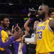 10中6得17分！老詹鼓励布朗尼：继续努力 只有你知道自己的传奇