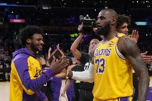 10中6得17分！老詹鼓励布朗尼：继续努力 只有你知道自己的传奇